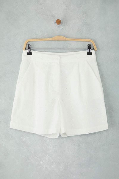 Trendyol Collection Weiße, mit Baumwolle gefütterte Brode-Shorts und Bermudas TWOSS25SR00225