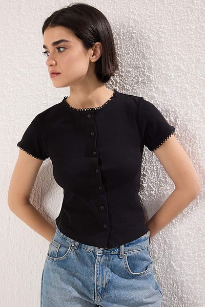 Trendyol Collection Black Buttoned Body Fitted Crew Neck Short Sleeve Ribbed Stretch Knitted Blouse Twoss25Bz00548