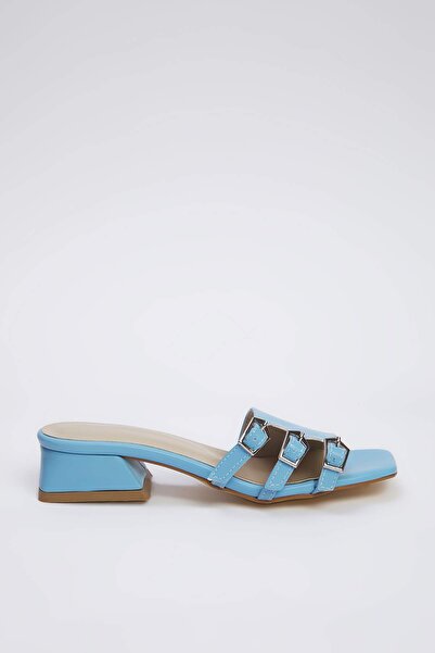 TRENDYOL SHOES Baby Blue Gold Spona Block Podpatek Dámské pantofle na podpatku TAKSS25TO00036