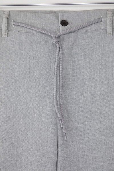 Trendyol Collection Hellgraue Slim-Fit-Hose mit elastischem Stoff und gewebter Taille mit Schnürdetail TMNAW25PL00027
