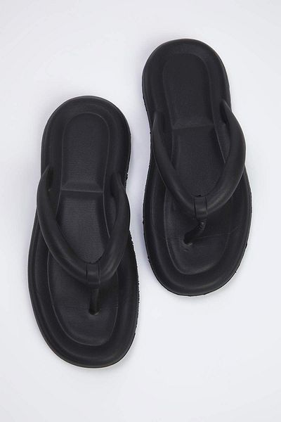 TRENDYOL SHOES Czarne wyściełane klapki damskie TAKSS25TE00050