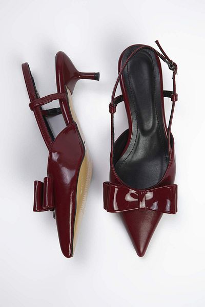 TRENDYOL SHOES Burgunderrote Schuhe mit Schleife und detailliertem Lackleder für Damen mit Kitten-Heels TAKSS25TO00032