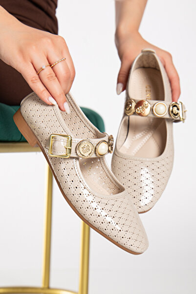 Genetti حذاء باليه نسائي من KEILLY بإبزيم حجري كبير ومفصل باللون البيج من الج...