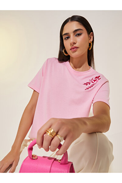 Styli تي شيرت بأكمام قصيرة وتطريز زهري