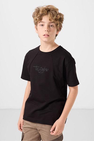 TOMMY LIFE تي شيرت للأولاد مطبوع عليه نسيج قطني ناعم أسود اللون - 11285