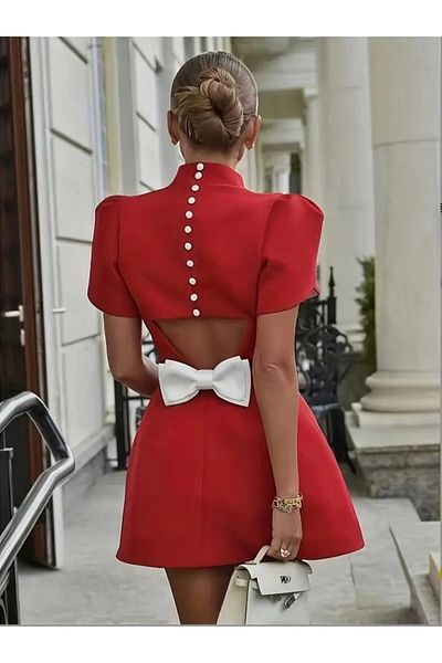Kokosh moda Rochie Atlas scurtă, cu mâneci scurte, cu gât țesut, cu decolteu fluture la spate
