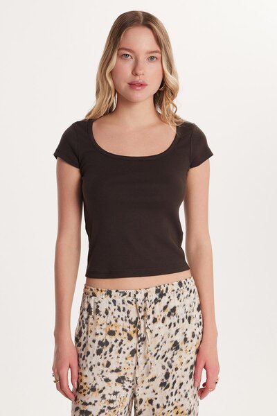 Tudors Γυναικεία Slim Fit Slim Fit Βαμβακερή μπλούζα με κοντό μανίκι U λαιμόκοψη καφέ