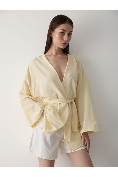 Laluvia Gelber Baumwoll-Kimono mit Knopfleiste und Gürtel aus Leinen