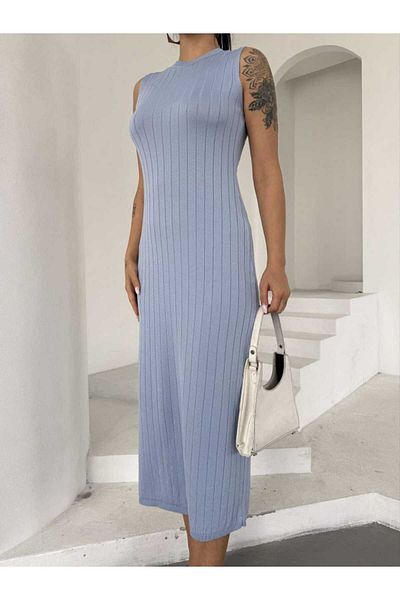 LE CARAMBOLE Rochie de tricotaj lungă, albastră, cu mâneci zero, cu decolteu rotund