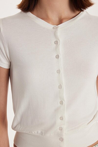 Tudors Kadın Slim Fit Dar Kesim Kısa Kollu Bisiklet Yaka Düğmeli Ekru Hırka
