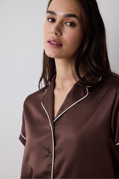 Penti Lilah Satin Shirt Shorts Braunes Pyjama-Set