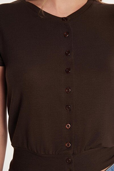 Tudors Kadın Slim Fit Dar Kesim Kısa Kollu Bisiklet Yaka Düğmeli Kahverengi Hırka
