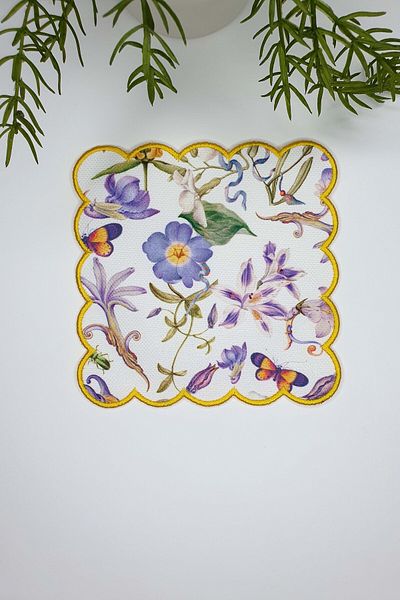 decofav Κίτρινη υφασμάτινη πετσέτα κοκτέιλ με λιλά λουλούδια και πεταλούδες 1 τεμάχιο