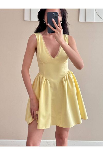 LOCH BUTİK Rochie mini galbenă de damă, cu decolteu în V, cu buzunare cu dantelă