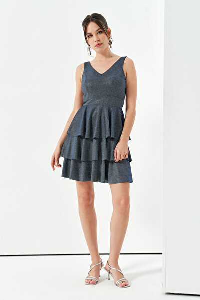 LOVE IS EVERYWHERE Kadın Mini Abiye Elbise Gümüş Saks V Yaka Sırtı Açık Eteği Kat Kat Degradeli Simli