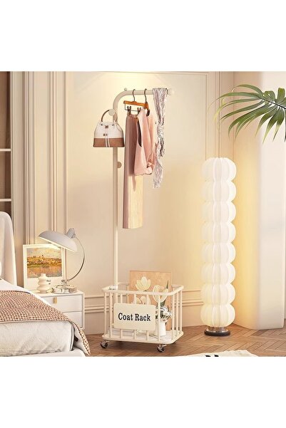 Un علاقة ملابس أنيقة مع سلة تخزين وعجلات لسهولة الحركة!