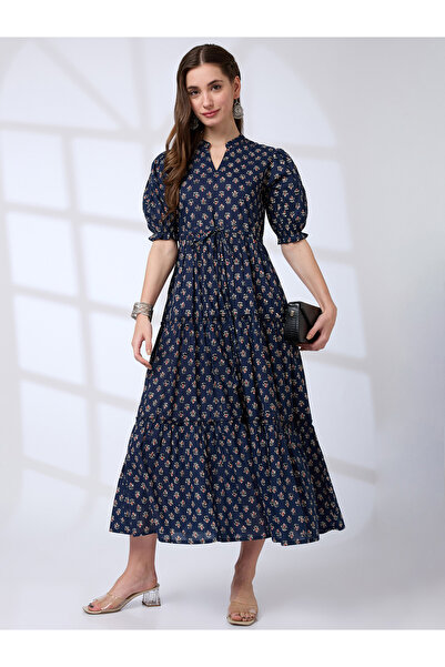 Globus By Styli فستان ماكسي مطبوع بأكمام منفوخة ورباط على الخصر