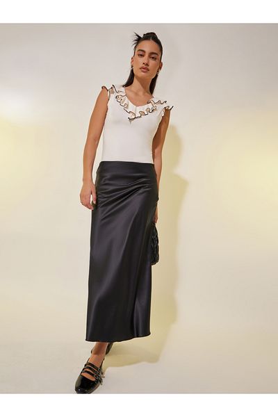 Styli Solid V-Neck with Contrast Ruffles Knit Top