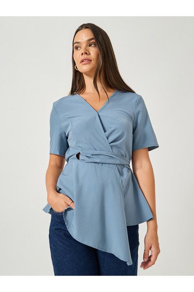 Styli بلوزة سادة بأكمام قصيرة وفتحة رقبة على شكل حرف V وحاشية غير متماثلة