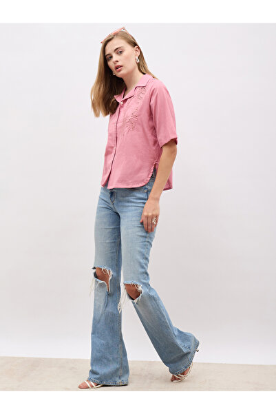 Styli قميص شيفلي بقصّة عادية وأكمام قصيرة وياقة مدببة