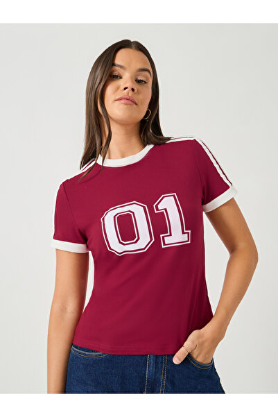 Styli تي شيرت رياضي بأكمام قصيرة وطبعة جامعة