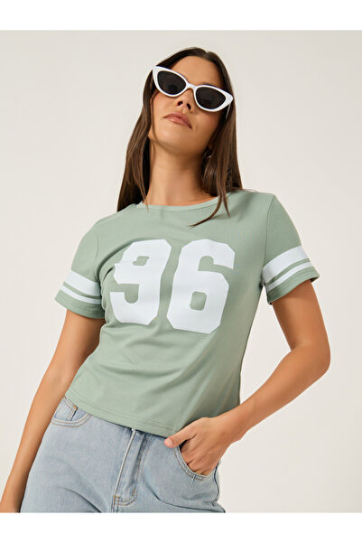 Styli تي شيرت رياضي بأكمام قصيرة وطبعة جامعة