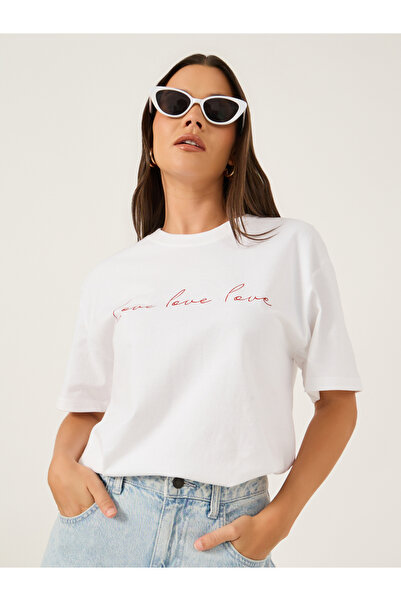 Styli تي شيرت بطبعة شعار ورقبة دائرية