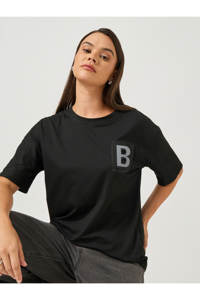 Styli تي شيرت سادة برقبة دائرية مع تفاصيل شارة