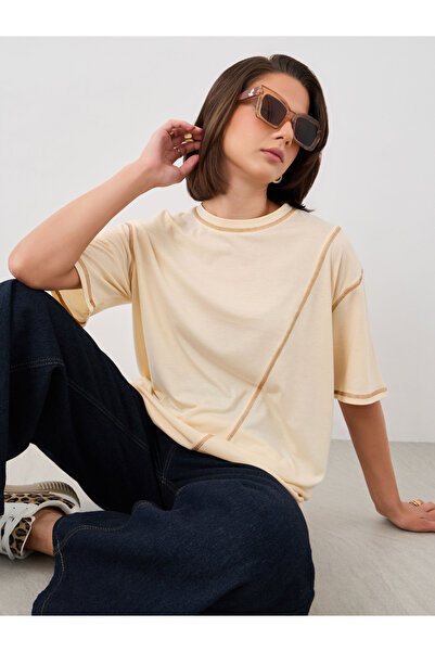 Styli تي شيرت سادة برقبة دائرية مع تفاصيل خياطة متباينة