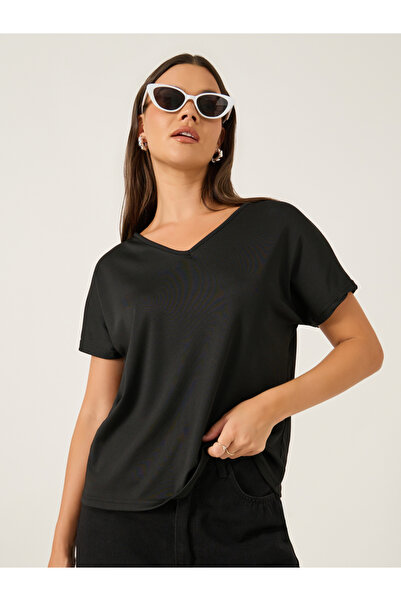 Styli تي شيرت سادة بقصّة عادية وفتحة رقبة على شكل حرف V