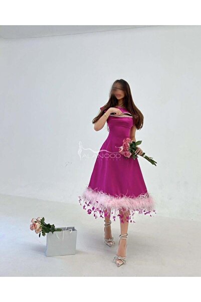 ALANOOD FASHION فستان العيد 2025 بلون فوشي ميدي بتصميم عصري مع ريش فاخر