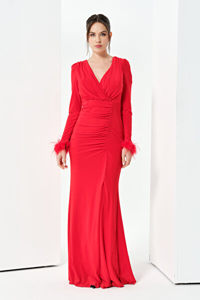 LOVE IS EVERYWHERE KIRMIZI KOL UCU TÜYLÜ UZUN ELBİSE