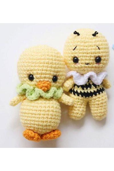 designbyoykum سلسلة مفاتيح AMIGURUMI ARI AND CHICK (سيتم إرسالها مع جهاز حلقة المفاتيح المثبت)
