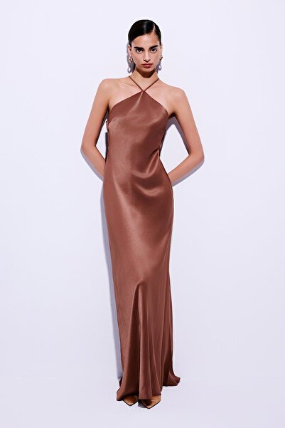 rue Aksesuar Detaylı Boyundan Askılı Kahve Uzun Elbise