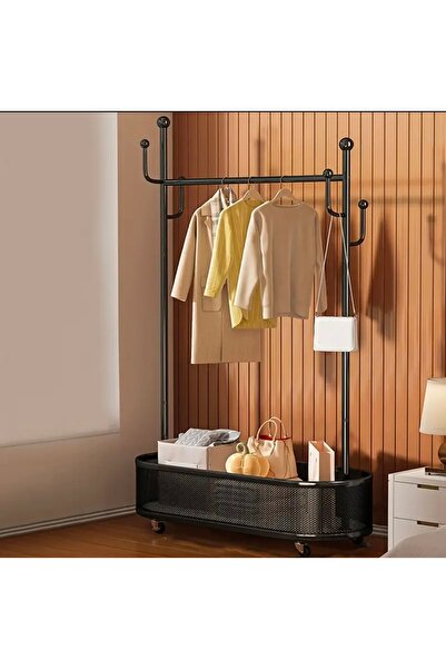 Un علاقة ملابس عملية مع مساحة تخزين إضافية وتصميم