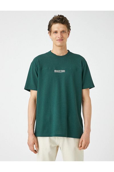 Koton Σλόγκαν Κεντημένο T-shirt με υφή κανονική εφαρμογή με λαιμόκοψη κοντό μανίκι
