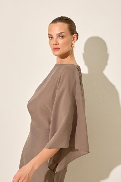 Setre Ανοιχτό καφέ φόρεμα με λεπτή εφαρμογή, λεπτομέρεια από πέτρα στον ώμο, με λουράκι στη μέση, μήκους μίντι, μακρυμάνικο