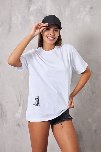 The Champ Clothing Tricou alb pentru femei - „E bine, nu fii perfect” scris