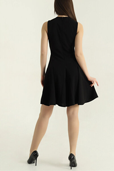 Lumora SİYAH FİYONK DETAYLI ETEĞİ VOLANLI KREP MİNİ ELBİSE