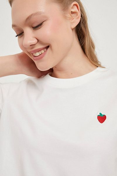 Arma Life Women's Strawberry Embroidered Crew Neck White Loose T-Shirt