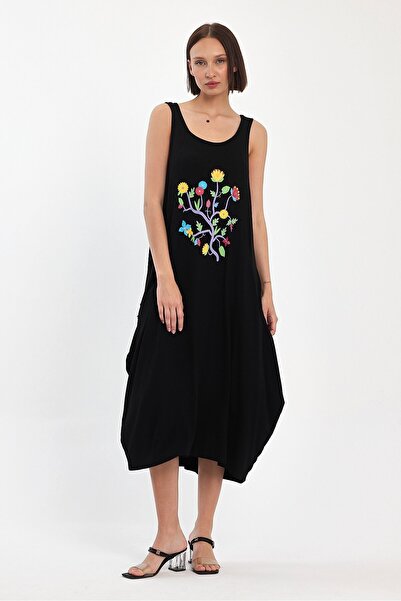 Buklemoda Μαύρο φλοράλ εμπριμέ φόρεμα με τσέπες