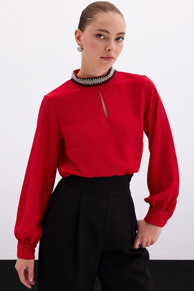 Sateen بلوزة مع إكسسوارات الياقة - أحمر