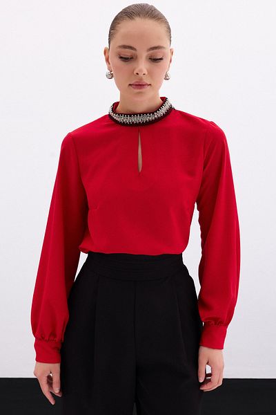 Sateen بلوزة مع إكسسوارات الياقة - أحمر