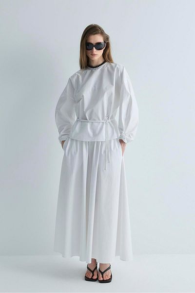 Suud Collection Λευκή μπλούζα Lara με ζώνη