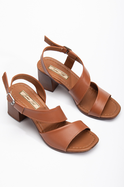 MODA Kadın Kahverengi Yandan Tokalı Klasik Topuklu Ayakkabı