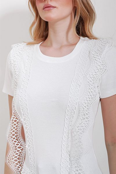 VAGGON Women's White Crew Neck Guipure Detailed Blouse Prmx11581
