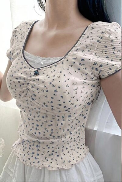 Karakedi Büzgü Dantel Yaka Detay Çiçekli Kısa Kollu Body