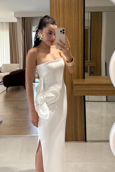 Gizem Ecemiş Orselle Beyaz Gül Detaylı Straplez Elbise