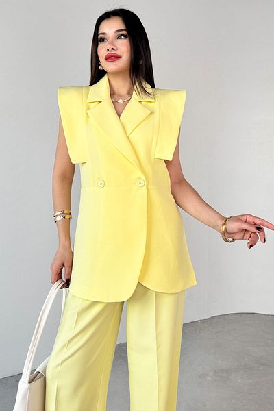 Cappmoda TKM-13306 Κίτρινο γιλέκο με διπλό γιακά και κοστούμι παντελονιού ψηλόμεσο