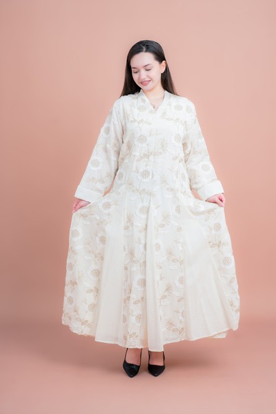 IKKXA جلابية عصرية مطرزة بالورود